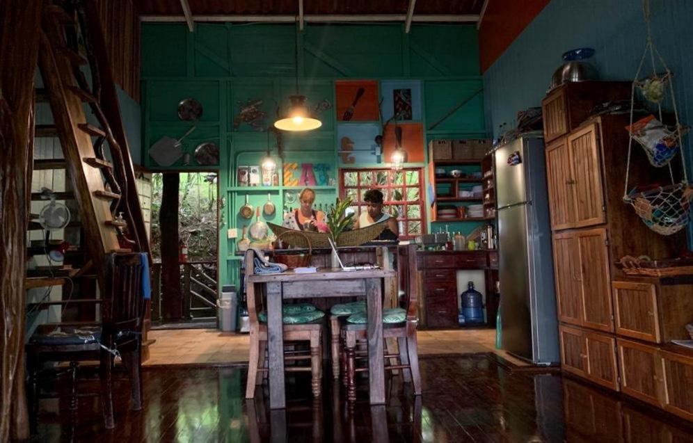 Dolphin Bay Hideaway Bed & Breakfast Bocas del Toro Exterior photo