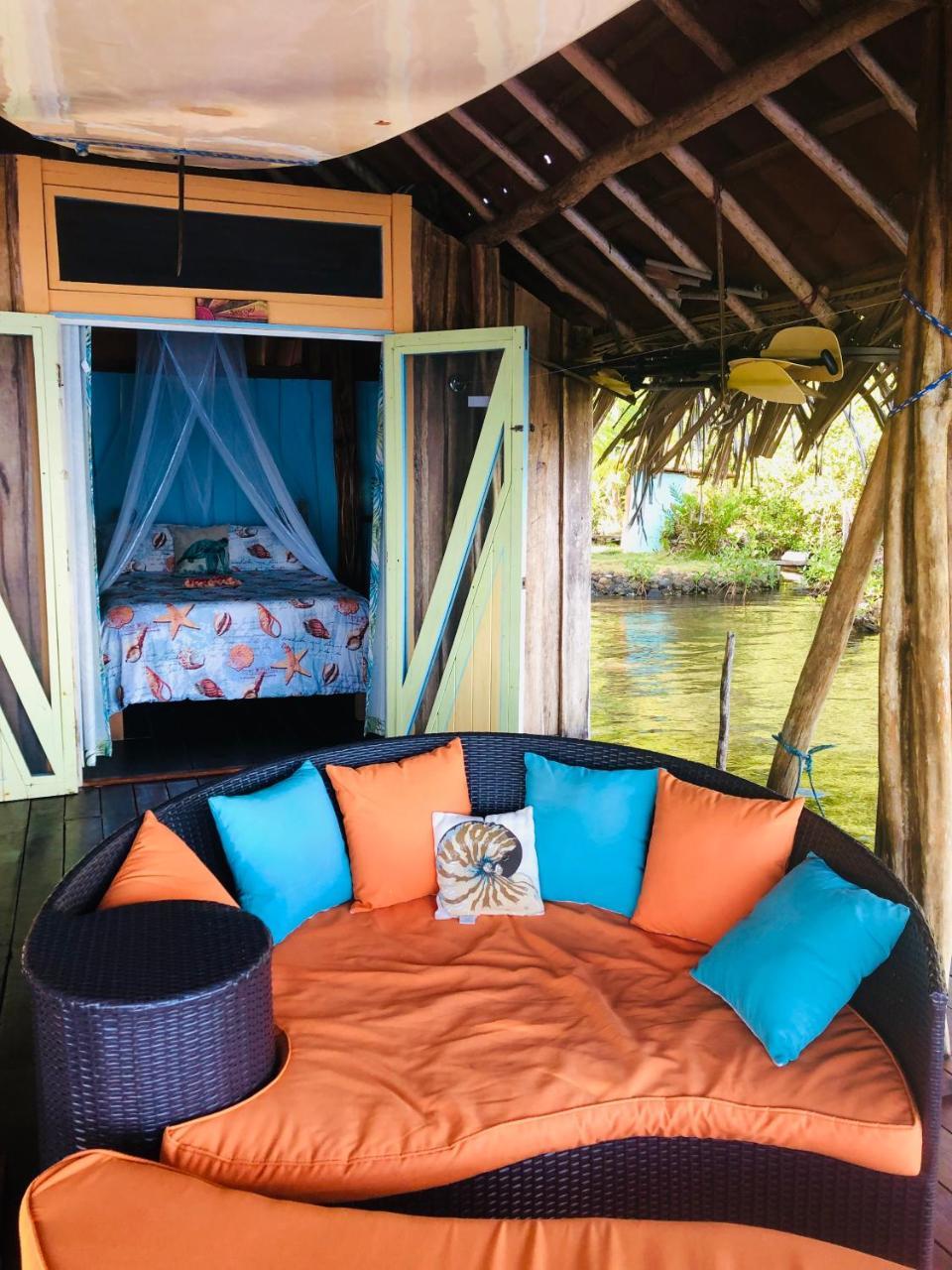 Dolphin Bay Hideaway Bed & Breakfast Bocas del Toro Exterior photo